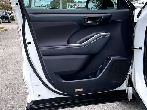 Used 2021 Toyota Highlander LE image 25