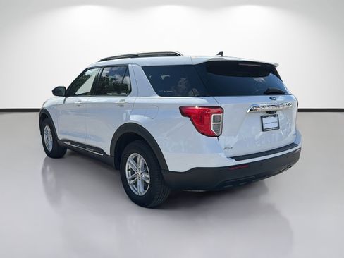 Used 2023 Ford Explorer XLT AWD/4WD image 5
