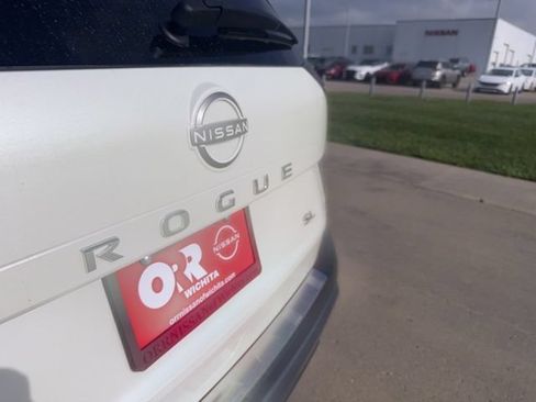 Used 2023 Nissan Rogue SL w/ SL Premium Package FWD image 10