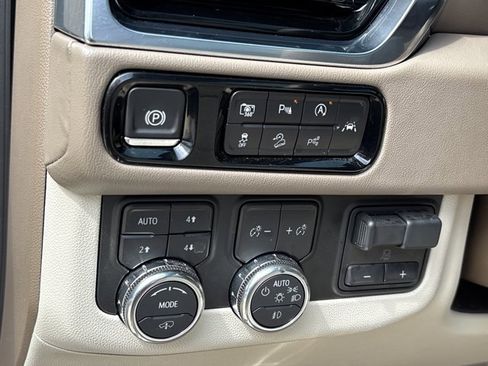 Used 2025 GMC Yukon Denali w/ Denali Reserve Package image 29