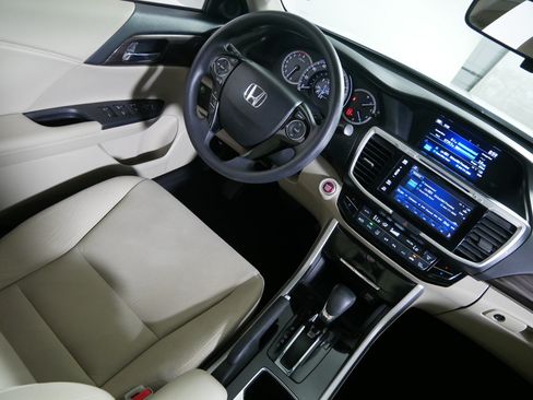 Used 2017 Honda Accord EX image 9