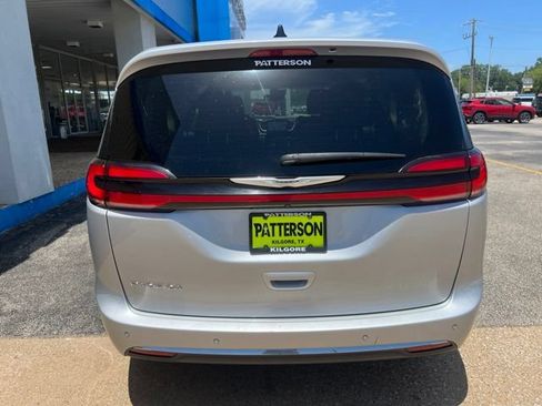 Used 2024 Chrysler Pacifica Touring-L FWD image 9