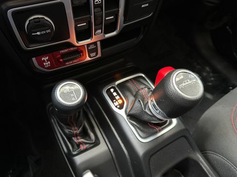 Used 2022 Jeep Gladiator Rubicon w/ Cold Weather Group AWD/4WD image 21