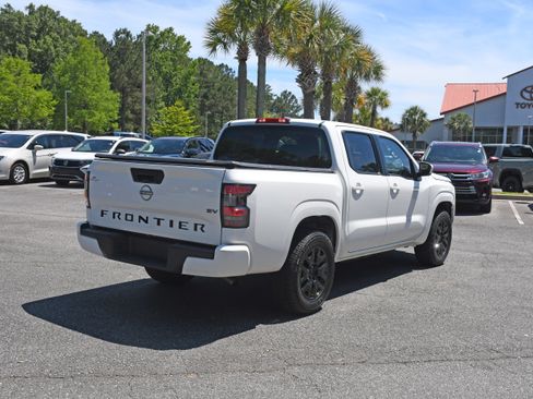 Used 2023 Nissan Frontier SV RWD image 4