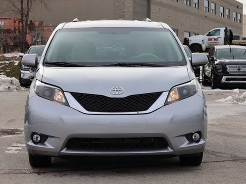 Used 2011 Toyota Sienna LE image 2