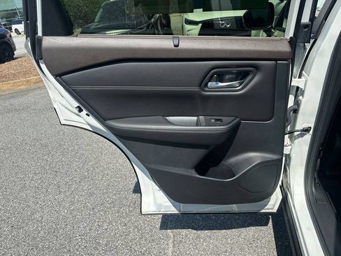 Used 2023 Nissan Rogue SV w/ SV Premium B Package FWD image 18