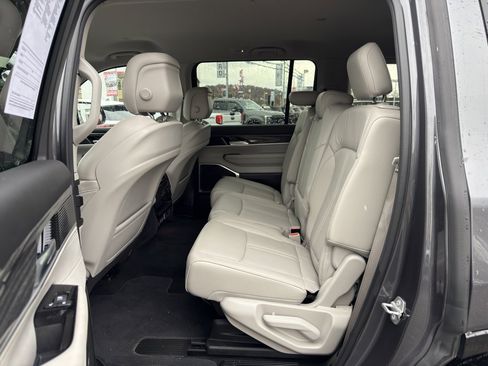 Used 2022 Jeep Wagoneer Series III image 32