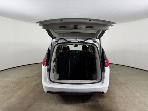 Used 2022 Chrysler Pacifica Touring-L FWD image 9