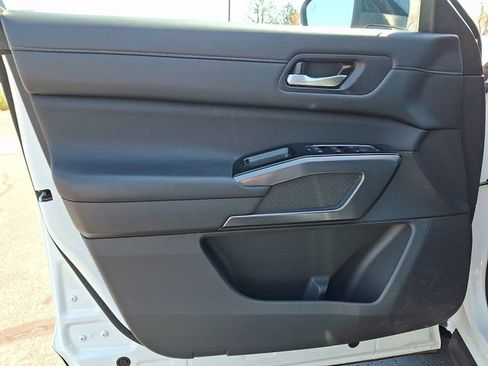 Used 2024 Nissan Pathfinder SL AWD/4WD image 13