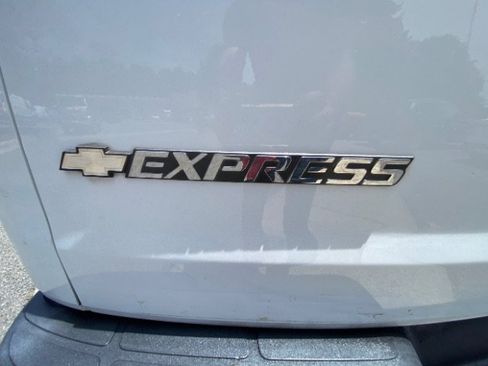 Used 2017 Chevrolet Express 2500 RWD image 19