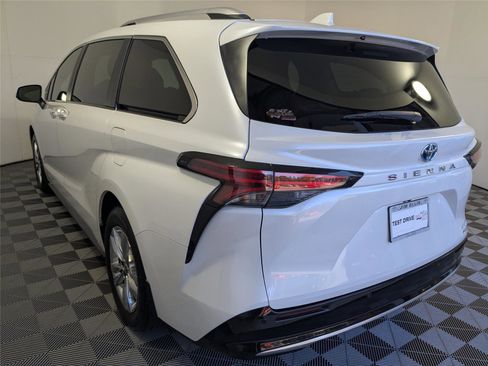 Used 2024 Toyota Sienna Limited image 8