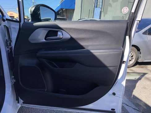 Used 2023 Chrysler Pacifica Touring image 25