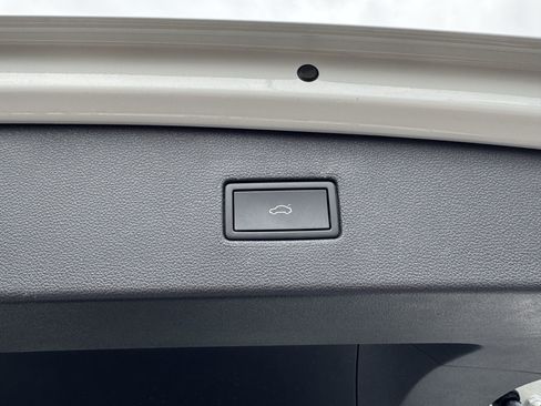 Certified 2024 Volkswagen Tiguan SE R-Line FWD image 38
