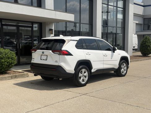 Used 2021 Toyota RAV4 LE AWD/4WD image 4
