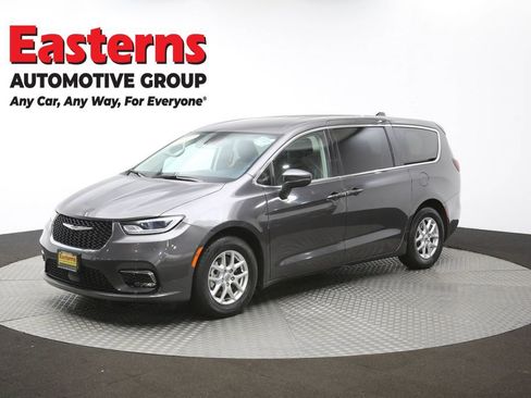 Used 2023 Chrysler Pacifica Touring-L image 60