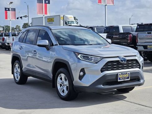 Used 2021 Toyota RAV4 XLE w/ Convenience Package AWD/4WD image 3
