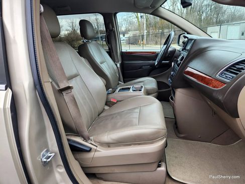 Used 2014 Chrysler Town & Country Touring image 30