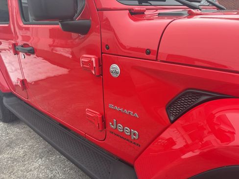 Used 2024 Jeep Wrangler Unlimited Sahara w/ Safety Group image 11