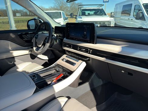 Used 2025 Lincoln Aviator Reserve w/ Equipment Group 201A image 12