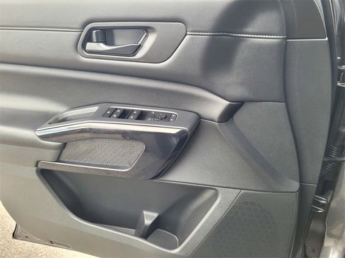 Used 2025 Nissan Pathfinder S image 14