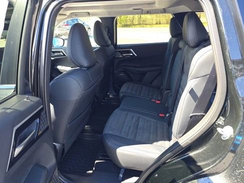New 2025 Mitsubishi Outlander SE image 10
