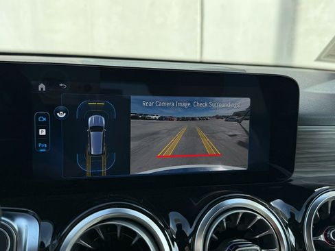 Used 2025 Mercedes-Benz GLB 250 image 10