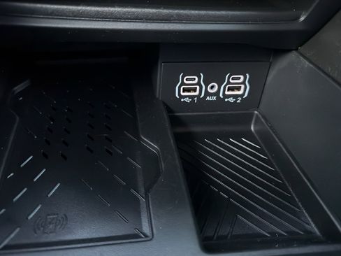 Used 2025 Chrysler Pacifica Limited FWD image 34