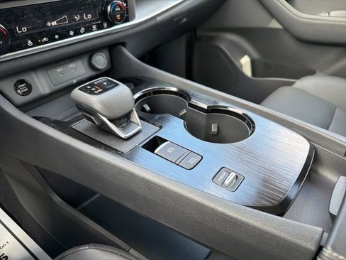 Used 2025 Nissan Rogue SV w/ SV Premium Package image 23