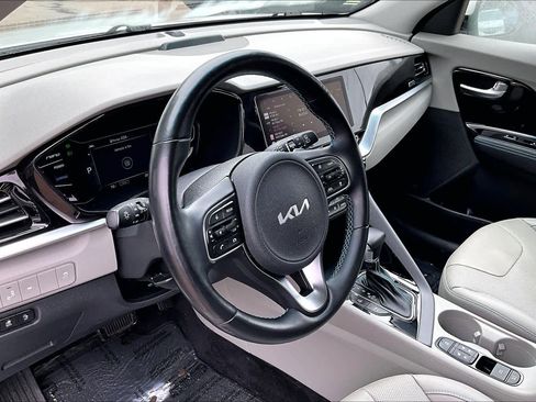 Used 2022 Kia Niro EX Premium image 18