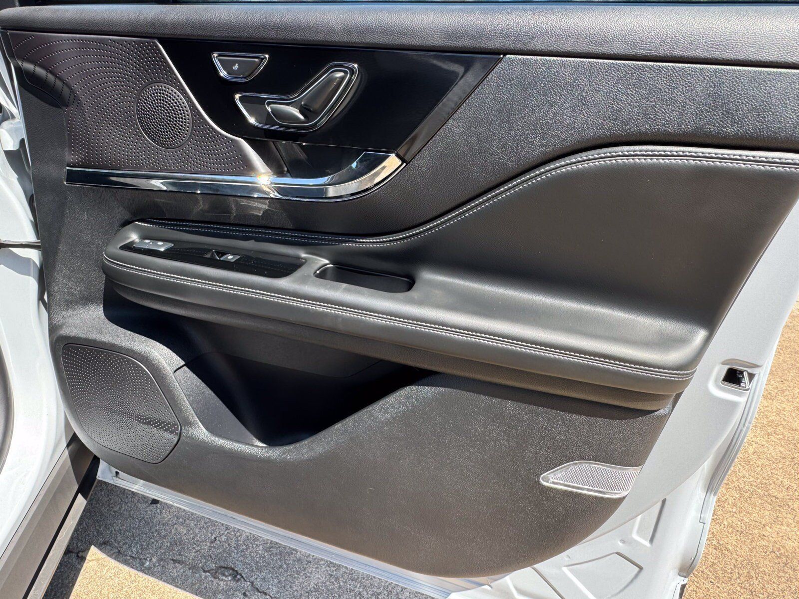 Used 2025 Lincoln Corsair FWD image 15