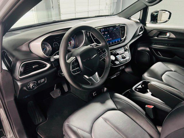 Used 2025 Chrysler Pacifica Select FWD image 22