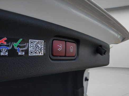 Certified 2025 Mercedes-Benz C 300 Sedan image 10