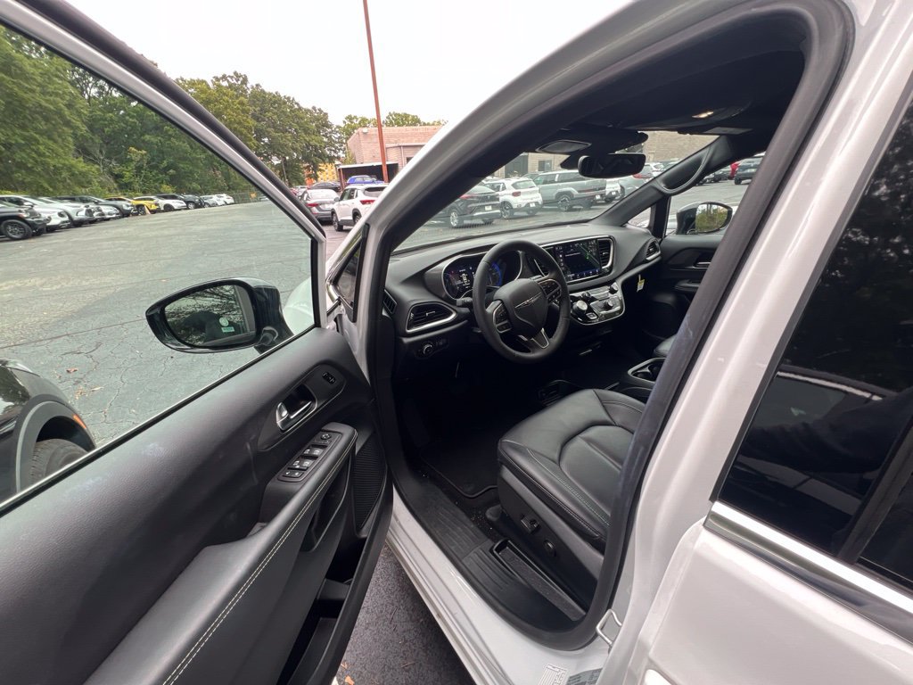 Used 2026 Chrysler Pacifica Select FWD image 2