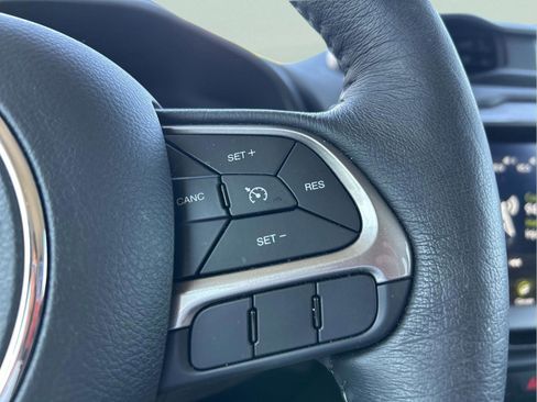 Certified 2022 Jeep Renegade Latitude w/ Convenience Group image 15