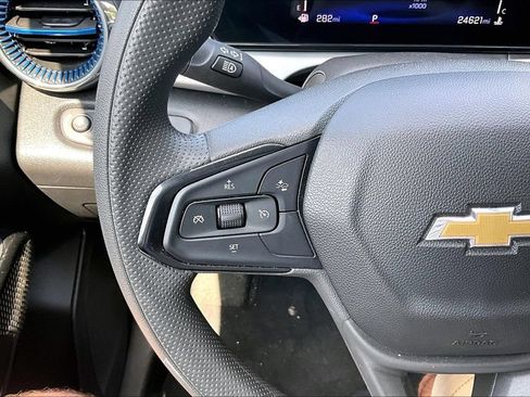 Used 2025 Chevrolet Trax LT FWD image 11