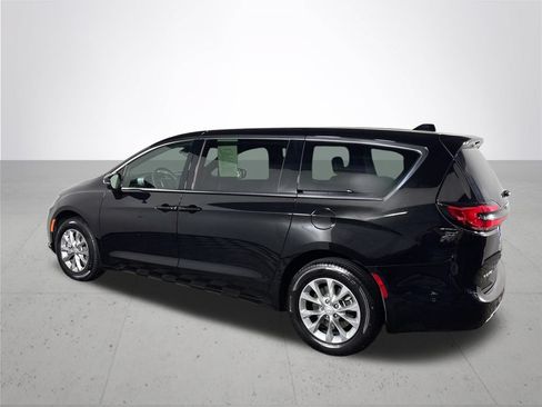 Certified 2025 Chrysler Pacifica Select AWD/4WD image 9