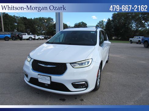 Used 2022 Chrysler Pacifica Touring-L image 2