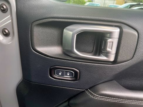 Used 2018 Jeep Wrangler Unlimited Sahara AWD/4WD image 38