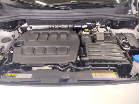 New 2025 Volkswagen Tiguan SE image 7