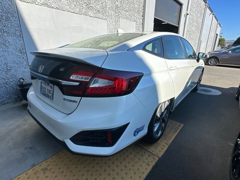 Used 2021 Honda Clarity Plug-In Hybrid image 3