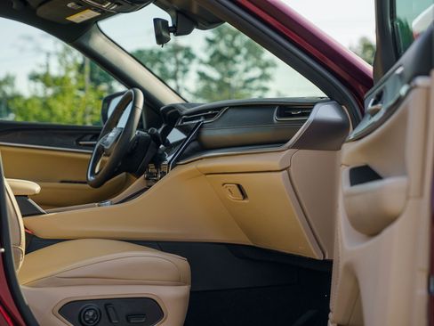 Used 2024 Jeep Grand Cherokee Limited RWD image 13