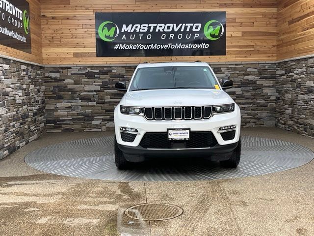 Used 2022 Jeep Grand Cherokee Limited AWD/4WD image 3