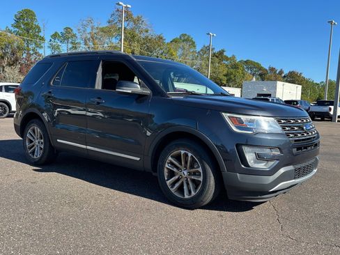 Used 2017 Ford Explorer XLT w/ Equipment Group 201A image 6