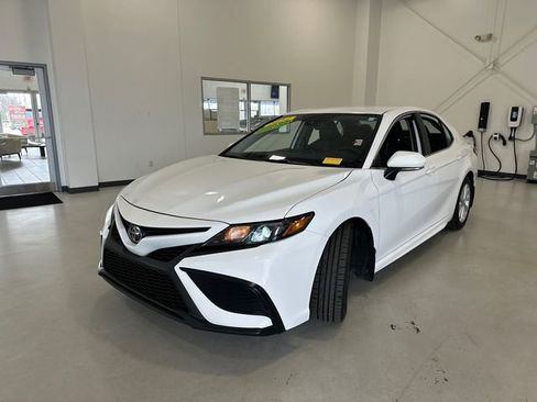 Used 2024 Toyota Camry SE image 13