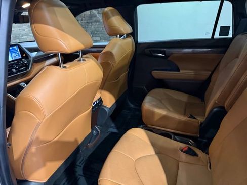Used 2021 Toyota Highlander Platinum AWD/4WD image 28