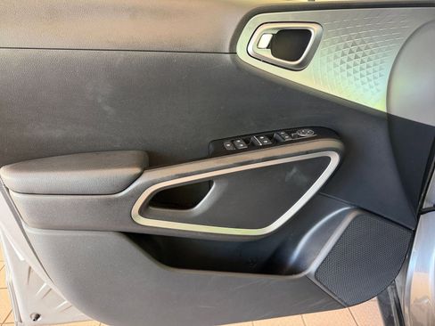 Used 2025 Kia Soul LX w/ LX Technology Package FWD image 18