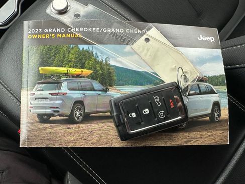 Used 2023 Jeep Grand Cherokee Laredo w/ Luxury Tech Group I AWD/4WD image 9