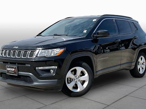 Used 2018 Jeep Compass Latitude FWD image 3