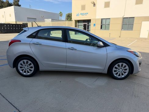 Used 2017 Hyundai Elantra GT FWD image 4