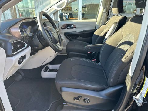 Used 2021 Chrysler Voyager L image 12